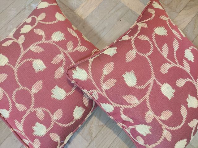 Cojines rojo y dorado con motivo floral