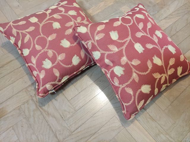 Cojines rojo y dorado con motivo floral
