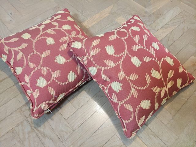 Cojines rojo y dorado con motivo floral