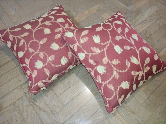 Cojines rojo y dorado con motivo floral