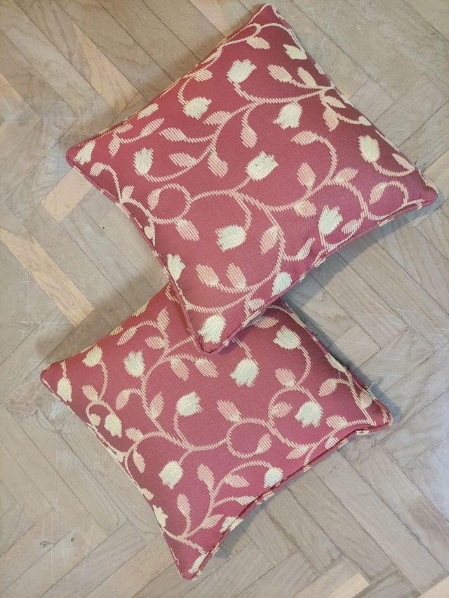 Cojines rojo y dorado con motivo floral