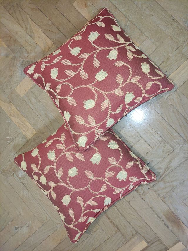 Cojines rojo y dorado con motivo floral