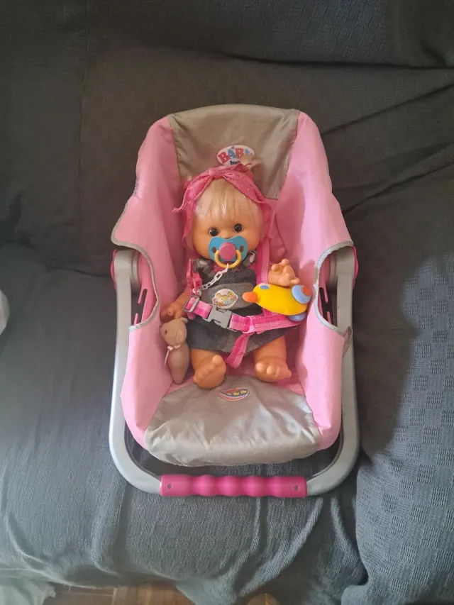 Portabebés de juguete con muñeca y accesorios