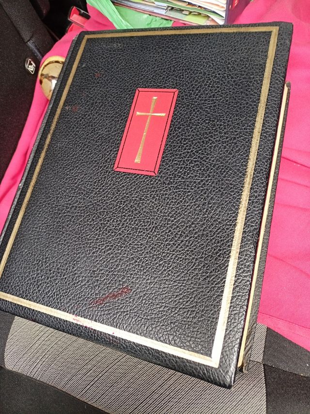 Antigua Biblia 1950 Tapa Negra Cruz Roja