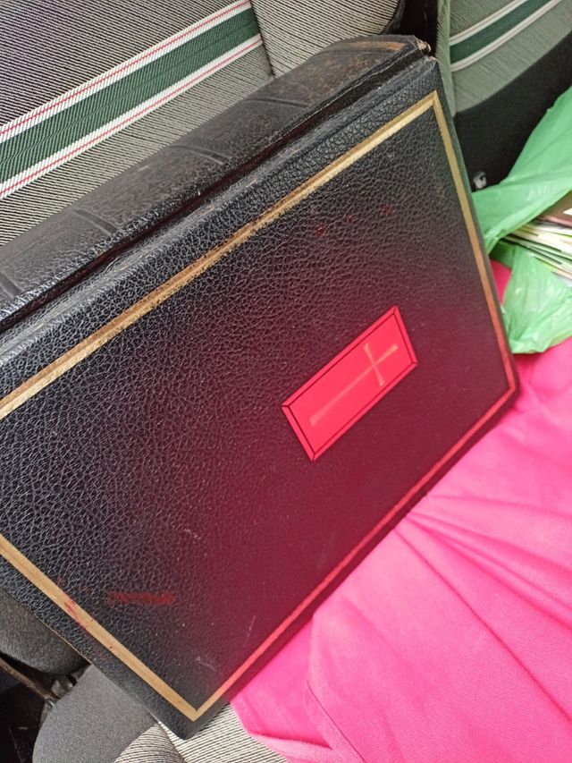 Antigua Biblia 1950 Tapa Negra Cruz Roja