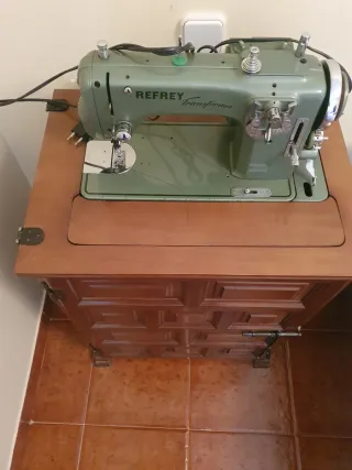 Máquina de coser Refrey Transform con mesa