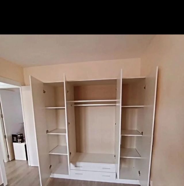 Guarda-roupa modular branco e bege