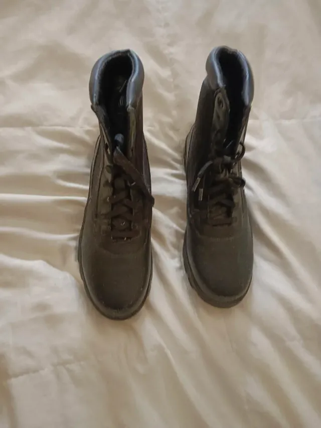 Botas negras a estrenar