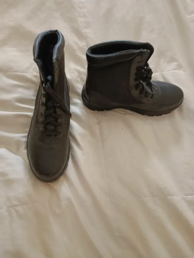 Botas negras a estrenar