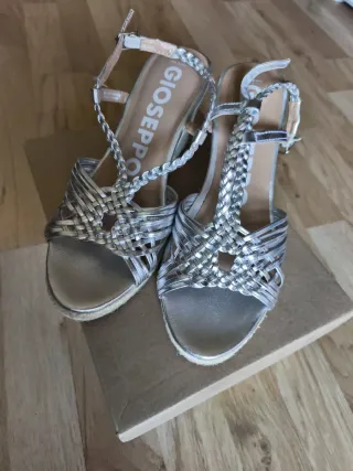 Sandalias cuña Gioseppo plateadas