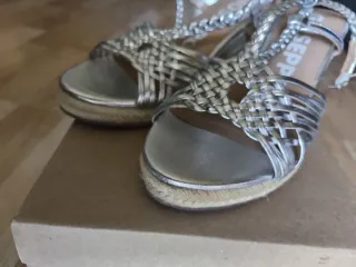 Sandalias cuña Gioseppo plateadas