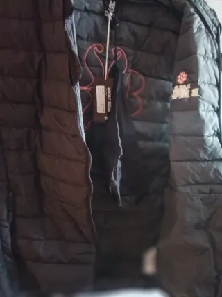 Chaleco Roly acolchado con logo de Royal Bliss.