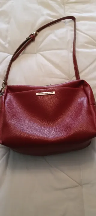 Bolso Adolfo Dominguez Rojo Piel. Tiene una rotura