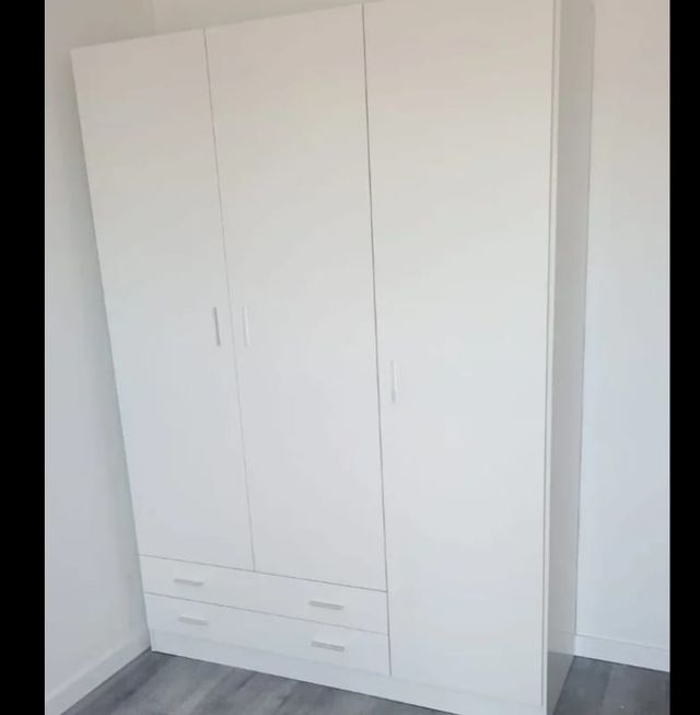 Guarda-roupa branco de madeira