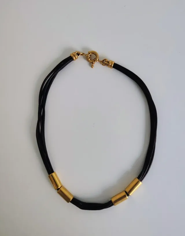 Collar de cuero marròn con detalles dorados