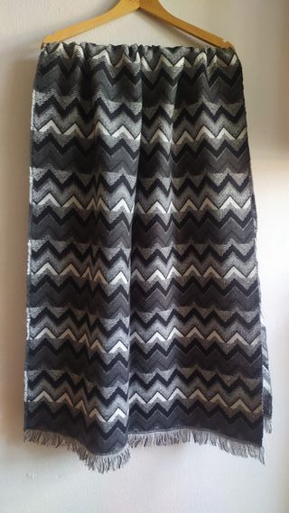 Bufanda geométrica zigzag negro gris blanco