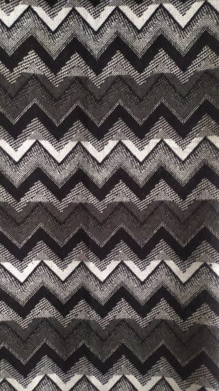 Bufanda geométrica zigzag negro gris blanco