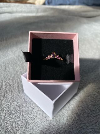 Anillo Pandora Princesa Tiara Morado