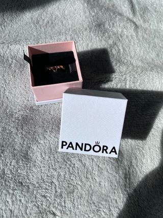 Anillo Pandora Princesa Tiara Morado