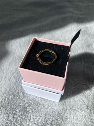 Anillo Pandora Princesa Tiara Morado