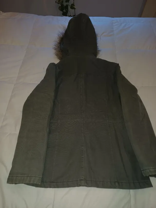Chaquetón verde con capucha y pelo