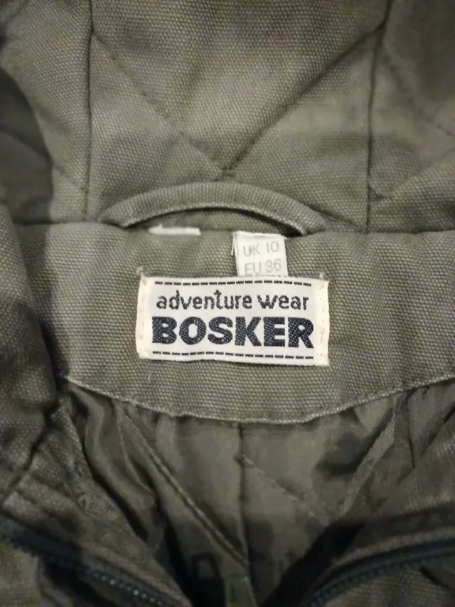 Chaquetón verde con capucha y pelo