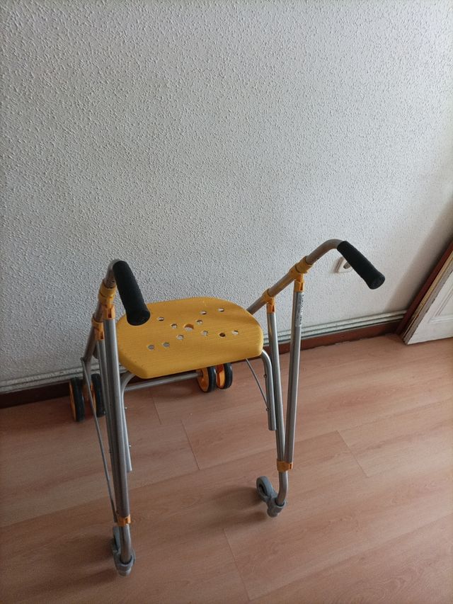 Andador con asiento plegable