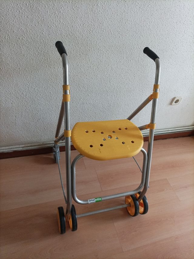 Andador con asiento plegable