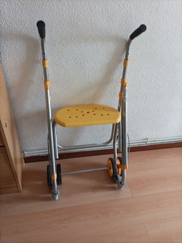 Andador con asiento plegable