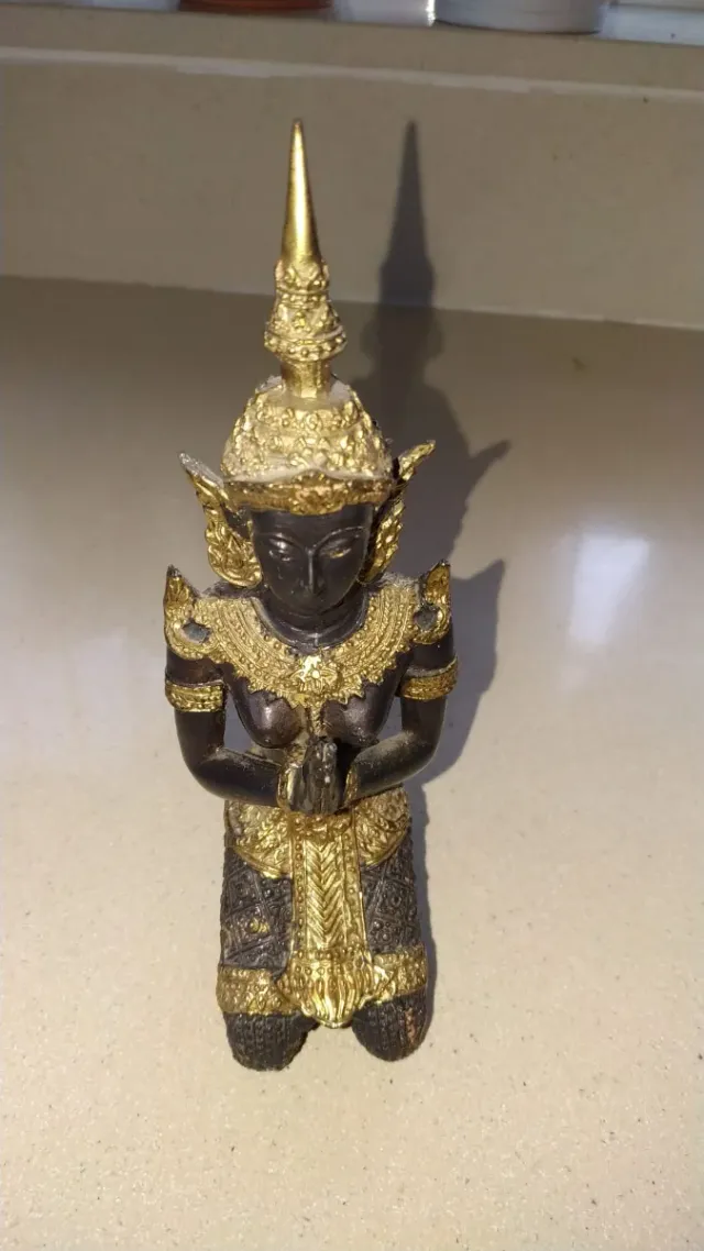 Figura budista de bronce con detalles dorados