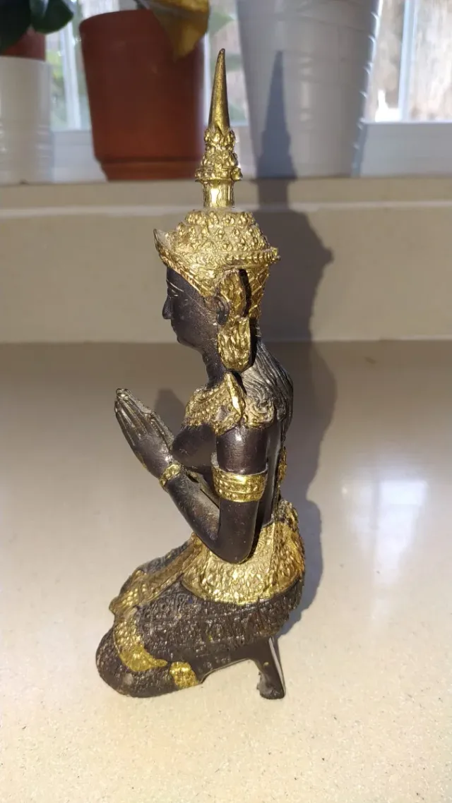 Figura budista de bronce con detalles dorados