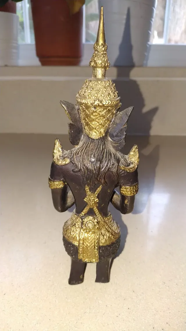 Figura budista de bronce con detalles dorados