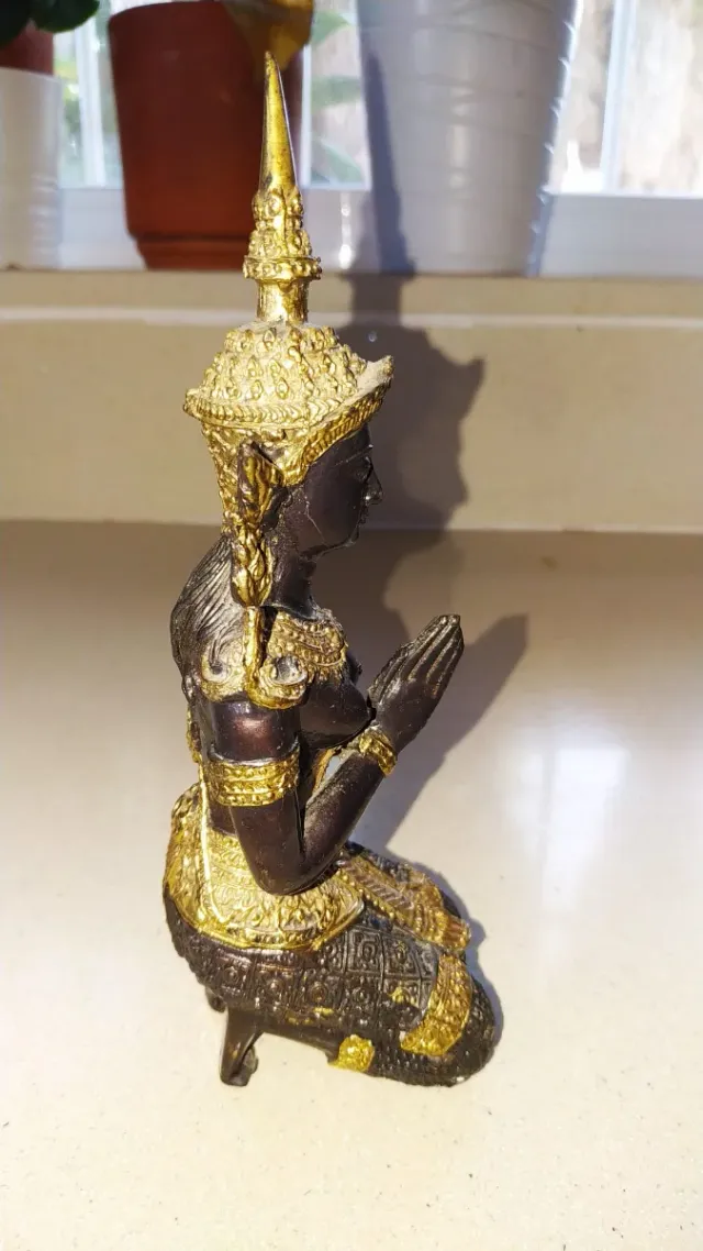 Figura budista de bronce con detalles dorados