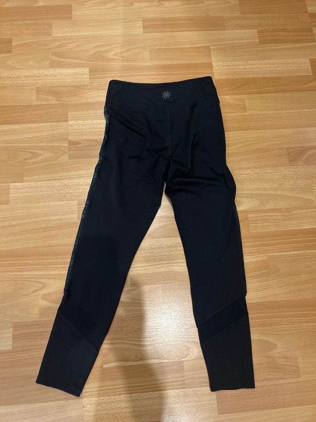 Leggings negros con detalle verde