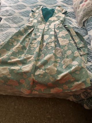 Vestido de fiesta floral dorado y verde azulado