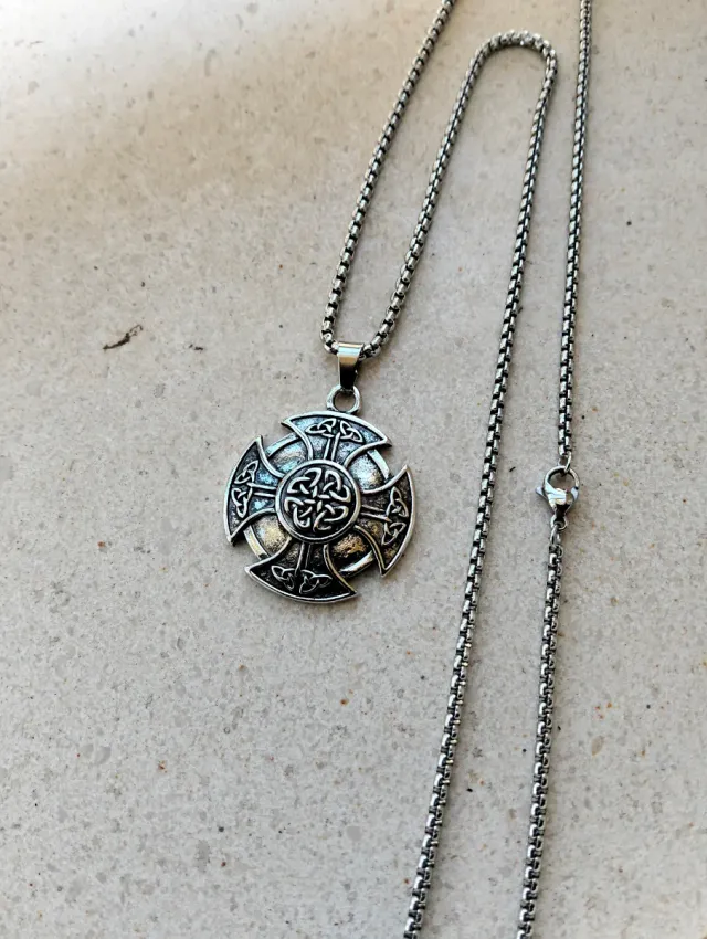 Cadena con colgante cruz nudos celta