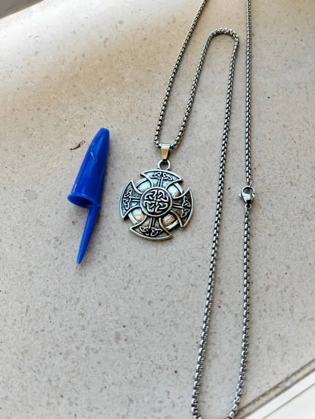 Cadena con colgante cruz nudos celta