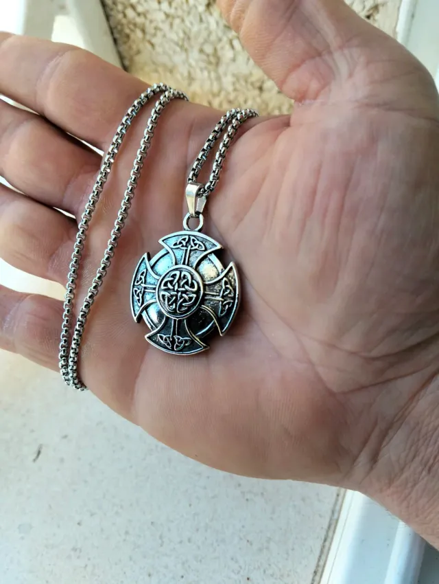 Cadena con colgante cruz nudos celta