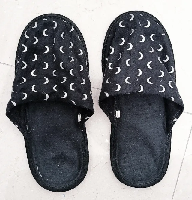 Zapatillas de casa negras con lunas