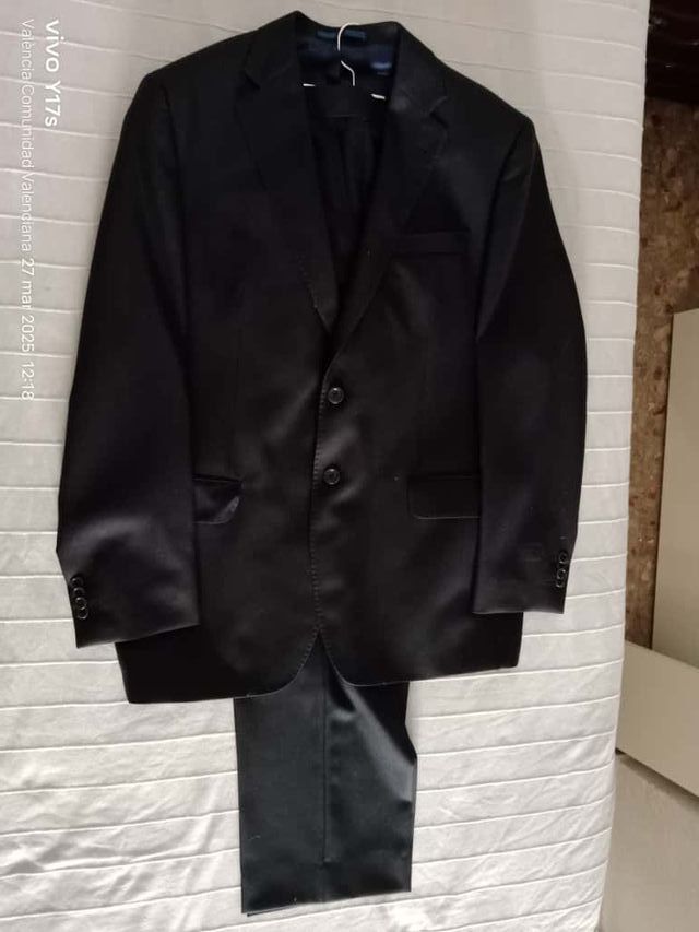 Traje de hombre negro chaqueta y pantalón