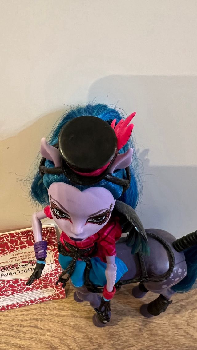 Monster High Avea Trotter Freaky Fusion Muñeca