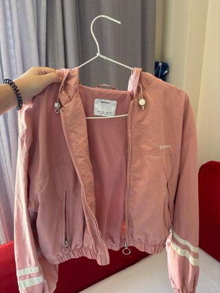 Chaqueta cortavientos Bershka rosa talla L