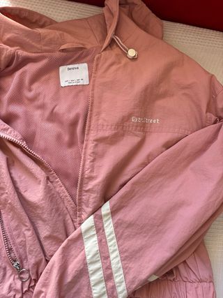 Chaqueta cortavientos Bershka rosa talla L
