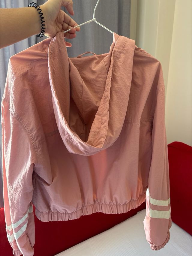 Chaqueta cortavientos Bershka rosa talla L