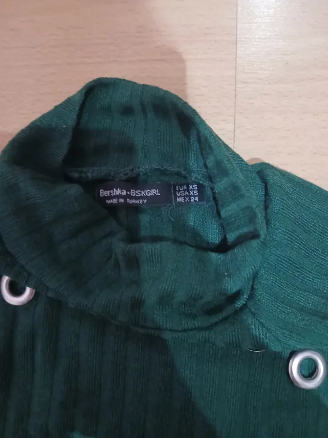 Camiseta verde oscura con ojales