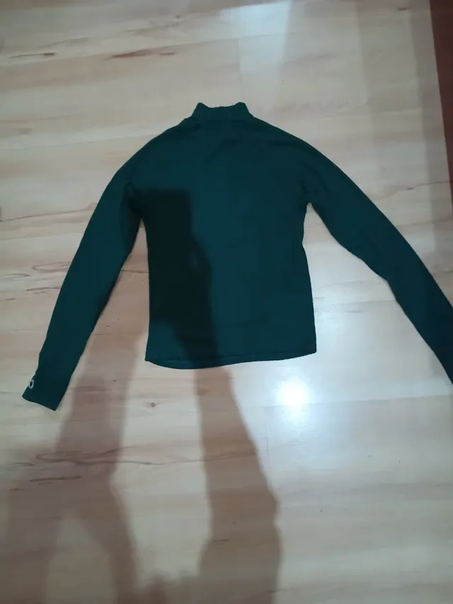 Camiseta verde oscura con ojales