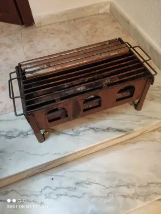 Barbacoa metálica con 4 patas