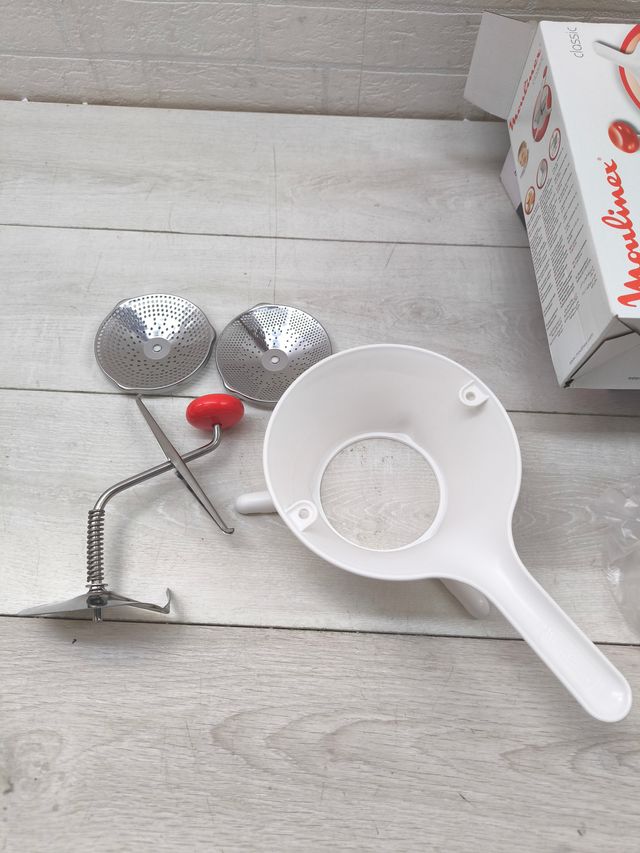 Pasapurés manual de plástico y acero inoxidable, formato compacto