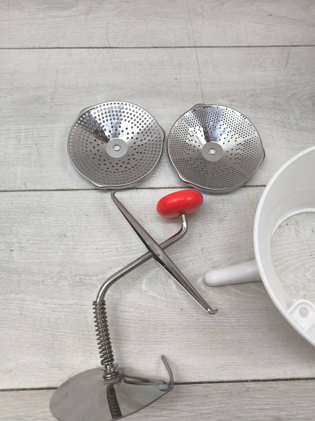 Pasapurés manual de plástico y acero inoxidable, formato compacto