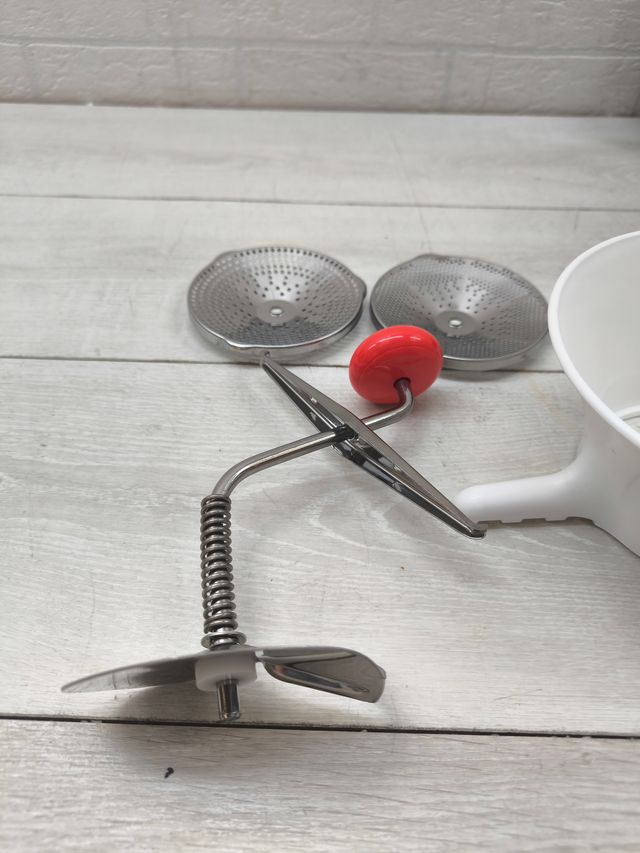 Passador manual de plástico e aço inoxidável, formato compacto